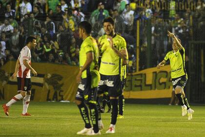 El primer duelo se lo quedó Holan: triunfo 1-0 de Defensa y Justicia sobre River en 2015