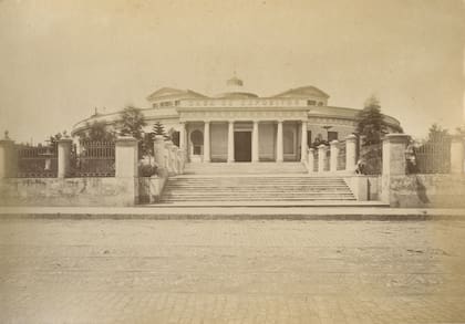 El primer edificio de la Casa de Expósitos, inaugurado en 1873, en la actual avenida Montes de Oca. Hoy en su lugar está emplazado el El Hospital General de Niños "Pedro de Elizalde"