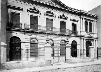 El primer edificio, muy parecido al actual
