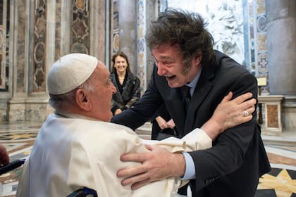 El primer encuentro entre el Papa Francisco y Javier Milei (Photo by Handout / VATICAN MEDIA / AFP)