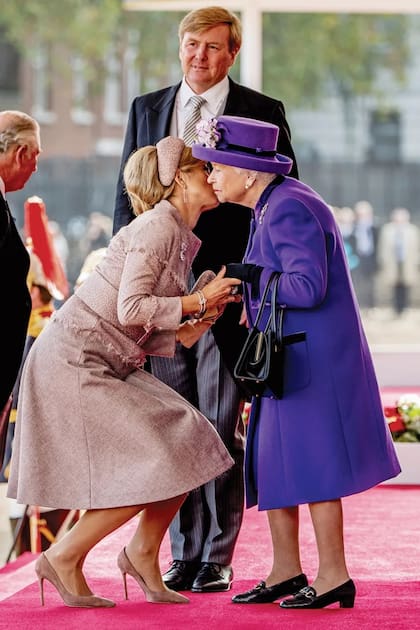 El primer encuentro entre Máxima de Holanda y la reina Isabel II, en 2018.