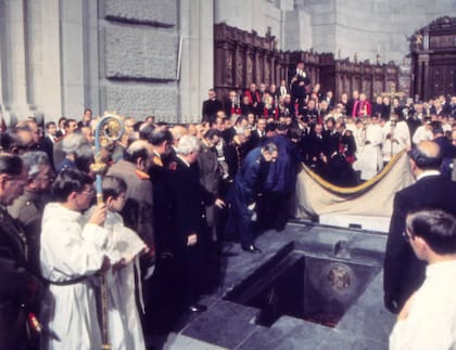 El "primer entierro" de Franco en la basílica de El Valle de los Caídos. Luego, muchos años más tarde, su cuerpo sería exhumado y trasladado a un cementerio público.