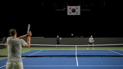 El primer entrenamiento de Argentina en Corea del Sur: en la imagen, de frente, Ficovich, entrenándose con Federico Gómez