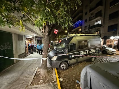 El primer factor llamativo que encontró la policía fue el perfecto estado de la puerta del departamento