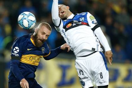 El primer gol de De Rossi en Boca: ya cabeceó y la pelota desembocará en la red.