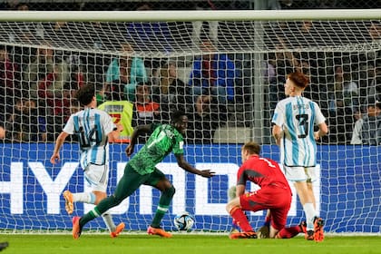 El primer gol de Nigeria desconcertó a la Argentina, que sobre el final recibió el segundo