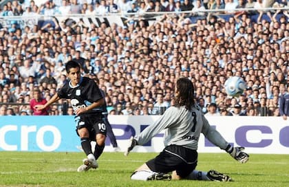 Maxi Moralez define ante Olave; es el gol del triunfo frente a Belgrano, que dejó a la Academia en primera en 2008, con Nike en el pecho
