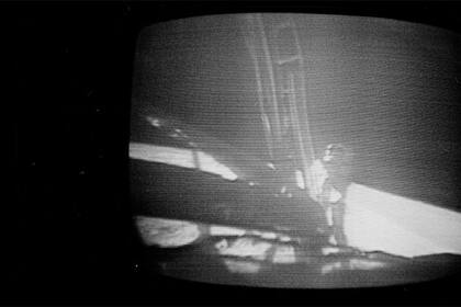 El primer humano pisando la primera vez la Luna