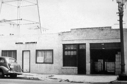 El primer local de Mattel era pequeño y estaba en las afueras de la ciudad de Los Ángeles, allí no duraron más de un año... no entraba todo el material que usaban