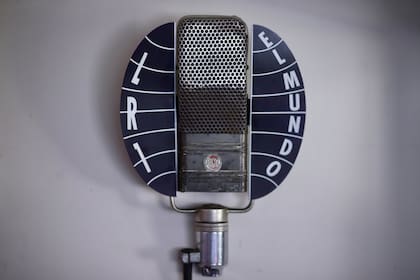 El primer micrófono de Radio El Mundo