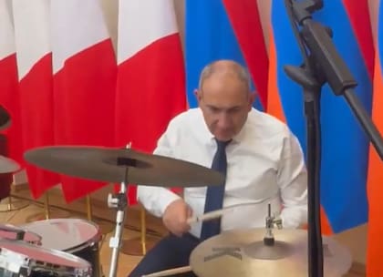 El primer ministro armenio también dio rienda suelta a su vocación musical