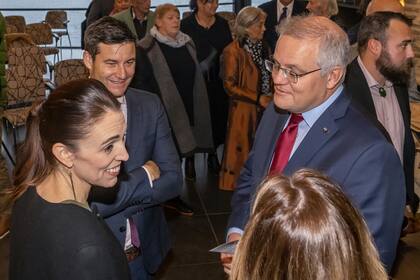 El primer ministro australiano Scott Morrison con la primera ministra neozelandesa  Jacinda Ardern en Queenstown, Nueva Zelanda