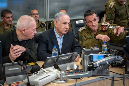 El primer ministro Benjamin Netanyahu, junto al ministro de Defensa, Yoav Gallant, y a Herzi Halevi, jefe del Estado Mayor de las Fuerzas de Defensa de Israel.