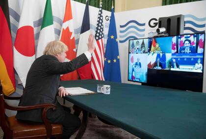 El primer ministro Boris Johnson saluda a una reunión virtual previa al G7