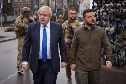 El primer ministro británico, Boris Johnson, durante una visita a Ucrania a principios de mayo para expresar su respaldo a Zelensky