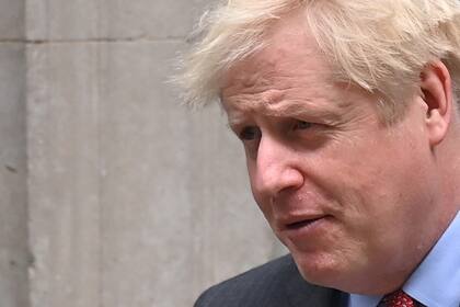 El primer ministro británico, Boris Johnson, abandona Downing Street 10, en el centro de Londres, antes de hablar en el Parlamento