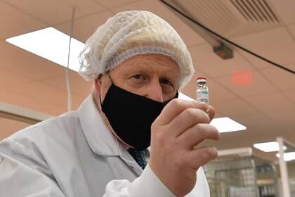 El primer ministro británico, Boris Johnson, observa las pruebas de calidad de la etapa de llenado y acabado del proceso de fabricación de las vacunas contra el coronavirus, en las instalaciones de Wockhardt en Wrexham, al norte de Gales, el 30 de noviembre de 2020