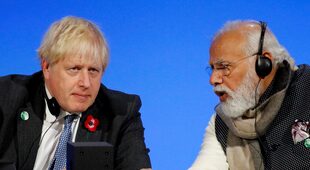 El primer  ministro británico Boris Johnson, izquierda, y el primer ministro indio Narendra Modi 