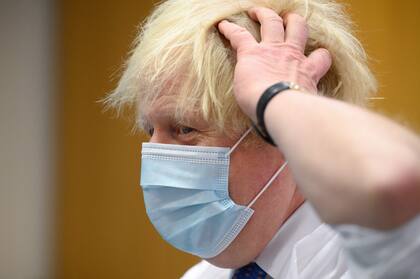 El primer ministro británico, Boris Johnson, gesticula durante una visita a un centro de vacunación del NHS Covid-19 cerca de Ramsgate el 16 de diciembre de 2021.