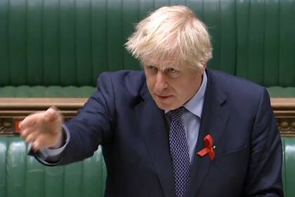 El primer ministro británico Boris Johnson abre el debate sobre las medidas del gobierno contra el coronavirus, hoy en el Parlamento de Gran Bretaña