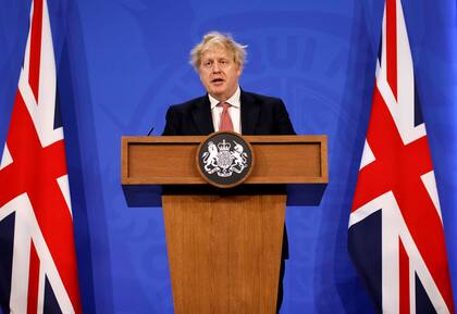 El primer ministro británico Boris Johnson habla con la prensa en Downing Street, Londres, el lunes 21 de febrero de 2022, para exponer el nuevo plan del gobierno a largo plazo contra el COVID-19. Todas las restricciones ordenadas por el gobierno en Inglaterra por el coronavirus fueron levantadas el jueves, incluyendo el requerimiento legal de que la personas que dan positivo de COVID-19 se aíslen en sus casas. (Tolga Akmen/Pool vía AP)