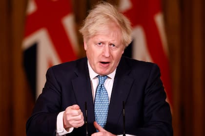 El primer ministro británico, Boris Johnson, habla durante una conferencia de prensa sobre la nueva cepa de coronavirus que se propaga en Reino Unido el 21 de diciembre de 2020