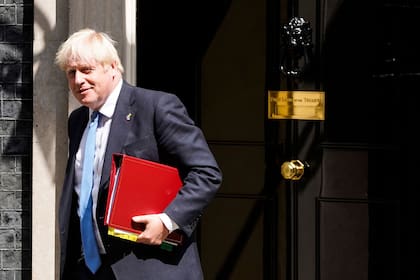 El primer ministro británico, Boris Johnson, sale del número 10 de Downing Street en el centro de Londres el 20 de julio de 2022 para dirigirse a las Casas del Parlamento para la sesión semanal de Preguntas al Primer Ministro (PMQ)