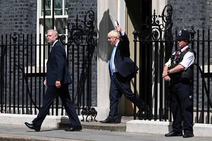 El primer ministro británico, Boris Johnson, sale del número 10 de Downing Street, en el centro de Londres, el 20 de julio de 2022.