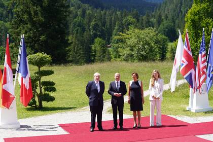 El primer ministro británico, Boris Johnson, y su esposa, Carrie Johnson; con el canciller alemán, Olaf Scholz, y su esposa, Britta Ernst, asisten a la ceremonia oficial de bienvenida el primer día de la cumbre del G7