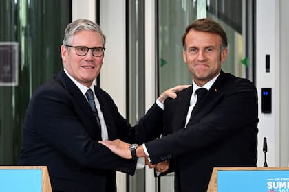 El primer ministro británico Keir Starmer, izquierda, y el presidente francés Emmanuel Macron durante una conferencia de prensa conjunta en Londres