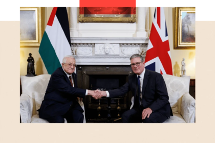 El primer ministro británico, Keir Starmer, con el líder de la Autoridad Palestina, Mahmud Abás.
