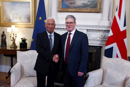 El primer ministro británico Keir Starmer (derecha) con el presidente del Consejo Europeo Antonio Costa, en Londres el 12 de diciembre del 2024
