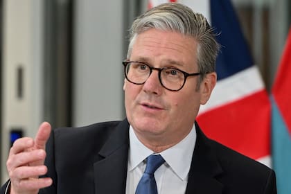 El primer ministro británico Keir Starmer habla en una conferencia de prensa en una sede militar en Londres, el jueves 22 de mayo de 2025¿