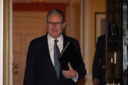 El primer ministro británico, Keir Starmer, sale del 10 de Downing Street en Londres