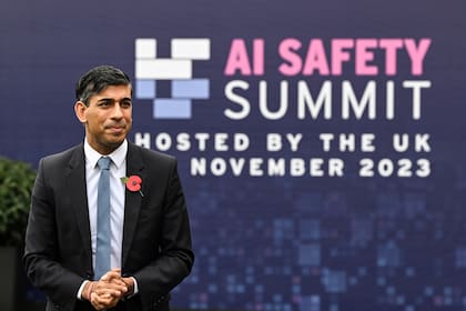 El primer ministro británico Rishi Sunak arriba a la segunda jornada del foro sobre seguridad de la Inteligencia Artificial en Bletchley Park, Inglaterra, jueves 2 de noviembre de 2023. (Justin Tallis/Pool Foto via AP)