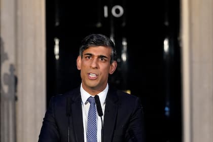 El primer ministro británico Rishi Sunak se dirige a los medios en Downing Street en Londres, el 1 de marzo de 2024.  (AP Foto/Alberto Pezzali)