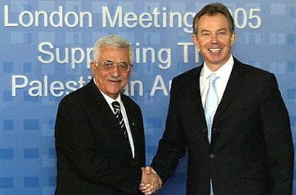 El primer ministro británico, Tony Blair, saluda al líder palestino, Mahmoud Abbas en 2005