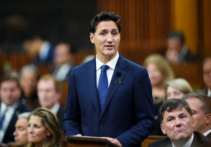 El primer ministro canadiense Justin Trudeau rinde homenaje a la reina Isabel II en la Cámara de los Comunes, en Ottawa, el jueves 15 de septiembre de 2022. (Sean Kilpatrick/The Canadian Press via AP)