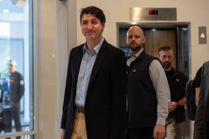 El primer ministro canadiense Justin Trudeau camina por el vestíbulo del Hotel Delta de Marriott, el sábado 30 de noviembre de 2024, en West Palm Beach, Florida. (AP Foto/Carolyn Kaster)