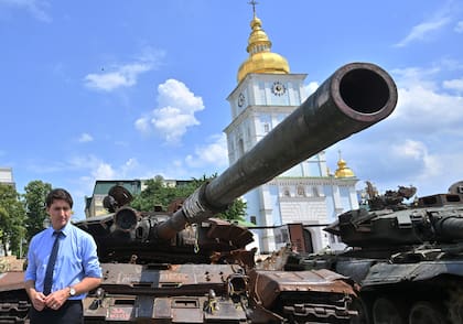 El primer ministro canadiense Justin Trudeau (izquierda) visita una exposición de vehículos militares destruidos en la plaza de San Miguel en Kiev el 10 de junio de 2023, en medio de la invasión rusa de Ucrania.