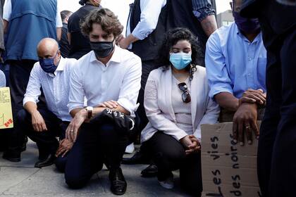 El primer ministro canadiense, Justin Trudeau, se arrodilló para demostrar su respeto en una manifestación contra el racismo