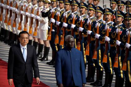 El primer ministro chino, Li Keqiang, y su par de las Islas Salomón, Manasseh Sogavare, durante una ceremonia de bienvenida en el Gran Salón del Pueblo en Pekín, el miércoles 9 de octubre de 2019.