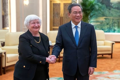 El primer ministro chino Li Qiang estrecha la mano de la secretaria del Tesoro de Estados Unidos, Janet Yellen, durante su reunión en Beijing, China, el viernes 7 de julio de 2023. (AP Foto/Mark Schiefelbein, Pool)