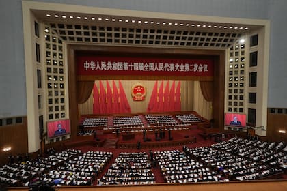 El primer ministro chino Li Qiang se muestra en pantallas mientras habla durante la sesión inaugural del Congreso Nacional del Pueblo (CNP) en el Gran Salón del Pueblo en Pekín, China, el martes 5 de marzo de 2024.