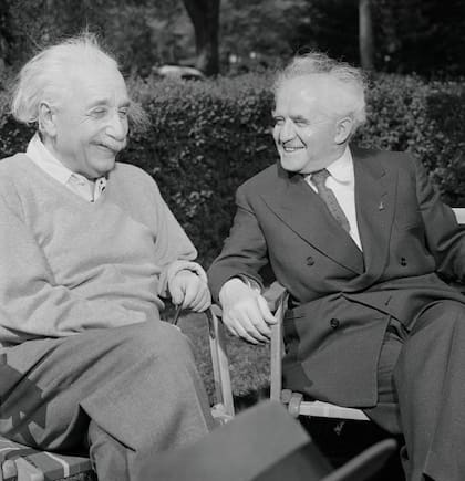 El primer ministro David Ben-Gurion durante una visita a EE.UU. en 1951, conversando con el profesor Albert Einstein en su casa en Princeton