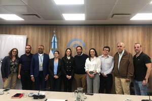 El primer ministro de Annobon con diputados, entre ellos Maximiliano Ferraro