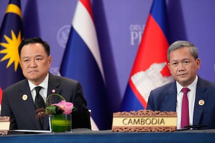 El primer ministro de Camboya Hun Manet, a la derecha, y su homólogo de Tailandia Anutin Charnvirakul, durante una ceremonia en el marco de la cumbre de la ASEAN, el domingo 26 de octubre de 2025, en Kuala Lumpur, Malasia