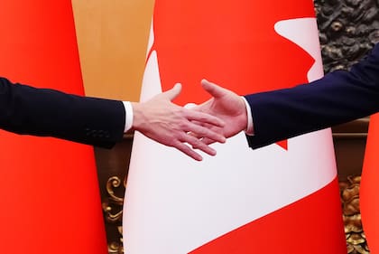 El primer ministro de Canadá, Mark Carney (izquierda), estrecha la mano del presidente de China, Xi Jinping, en el Gran Salón del Pueblo en Beijing, el 16 de enero de 2026. (Sean Kilpatrick/The Canadian Press vía AP)