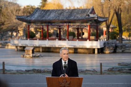 El primer ministro de Canadá, Mark Carney, habla con los medios en el Parque Ritan en Beijing, China, el viernes 16 de enero de 2026. (Foto AP/Vincent Thian)
