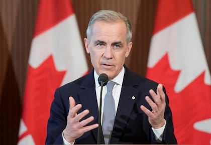 El primer ministro de Canadá, Mark Carney, habla con la prensa en la sede del Parlamento canadiense tras una reunión del comité del gabinete sobre relaciones con EE.UU. en Ottawa, el jueves 27 de marzo de 2025. (Adrian Wyld/The Canadian Press vía AP)